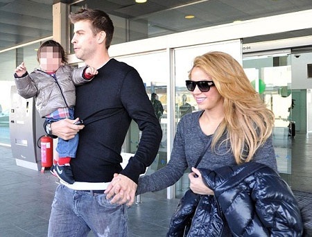 Shakira thổ lộ tình yêu cháy bỏng với Pique và bóng đá - 1 Shakira bên cạnh Pique và con trai