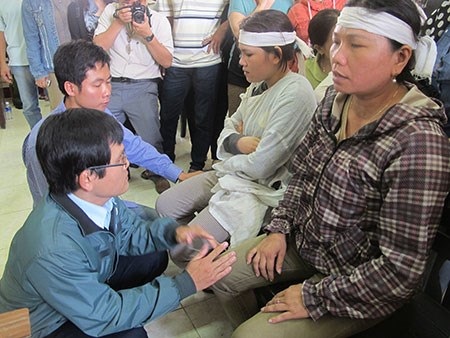 “Các người có lương tâm không?” - 1 Hai bị cáo Đỗ Như Huy, Nguyễn Tấn Quang quỳ
xin lỗi gia đình nạn nhân. Ảnh: TẤN LỘC