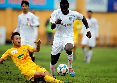 Đánh bại Quảng Nam, Thanh Hoá tiếp tục dẫn đầu V-League - 2 Quảng Nam (trắng) không thể giành điểm trên sân Thanh Hóa