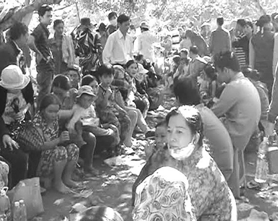 Đi tìm lời giải cho “thần y” 9 tuổi húc đầu chữa bách bệnh - 2 Có hàng ngàn người dân đổ về mong được “thần y” chữa bệnh