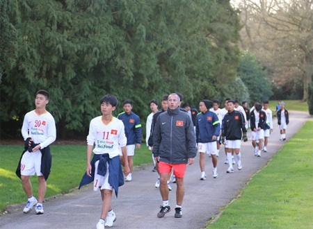 Các cầu thủ đang dần làm quen với thời tiết lạnh giá ở nước Anh