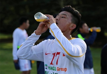 U19 Việt Nam trong bài tập thả lỏng cơ thể