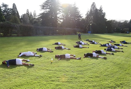 U19 Việt Nam trong bài tập thả lỏng cơ thể