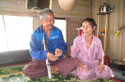 Ông Thành hạnh phúc khi ngày nào cũng được
nhìn thấy người “vợ nhặt” của mình. Ảnh T.G