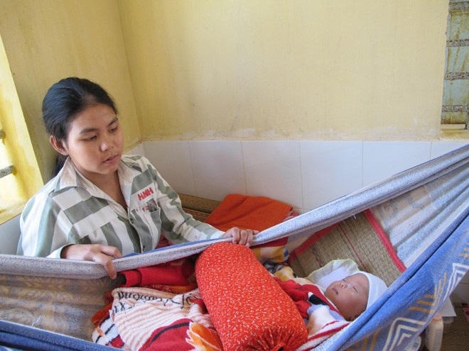 Gặp những “nữ quái” ngoan hiền bên con trong trại giam - 1 Phạm nhân Nhì chăm sóc con trai.
