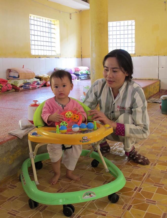 Gặp những “nữ quái” ngoan hiền bên con trong trại giam - 2 Phù thủy gây mê” Lê Thị Thi cùng
con trong trại giam