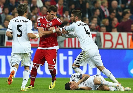 Nhìn lại 90 phút Real Madrid “hạ sát” Bayern ở Allianz Arena - 2 Cầu thủ hai bên đã có xô xát sau khi Madzukic đánh nguội Di Maria