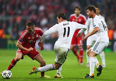 Nhìn lại 90 phút Real Madrid “hạ sát” Bayern ở Allianz Arena - 10 Alonso (phải) dính thẻ vàng và sẽ vắng mặt ở chung kết Champions League
