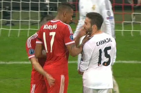 Nhìn lại 90 phút Real Madrid “hạ sát” Bayern ở Allianz Arena - 11 Pha xô xát giữa Boateng và Carvajal