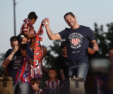 Atletico diễu hành ăn mừng chức vô địch La Liga lịch sử - 1 Thầy trò HLV Simeone hân hoan khi trở về thủ đô Madrid