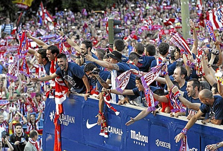 Atletico diễu hành ăn mừng chức vô địch La Liga lịch sử - 5 Các cầu thủ Atletico chia sẻ niềm vui với người hâm mộ