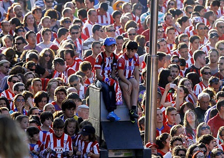Atletico diễu hành ăn mừng chức vô địch La Liga lịch sử - 6 Rất công các CĐV nhí đã chờ đợi để đón đoàn xe chờ cầu thủ Atletico