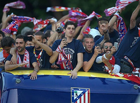 Atletico diễu hành ăn mừng chức vô địch La Liga lịch sử - 9 Các cầu thủ Atletico thi nhau tự sướng