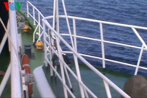 Tàu Hải cảnh 44044 TQ đâm thẳng mạn phải
tàu CSB VN 4033