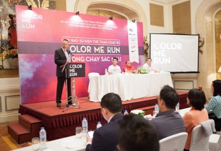 Sôi động sự kiện thể thao chạy bộ Color Me Run - 3 Đại diện của La Vie phát biểu trong buổi họp
báo của Color Me Run
