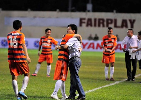 ...đến HLV Văn Sỹ đều chia vui với Văn Quyến