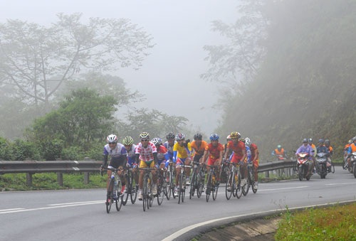 Các VĐV nam leo đèo Pha Đin.