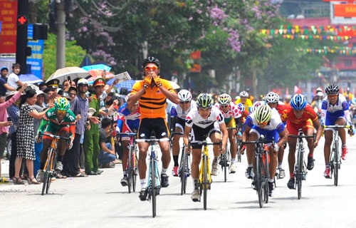 VĐV Mohd Nor Rizuan Zainal của Malaysia đã cán
đích đầu tiên ở chặng 5.