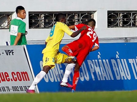 Samson có hành động chơi xấu với một cầu thủ Hải Phòng