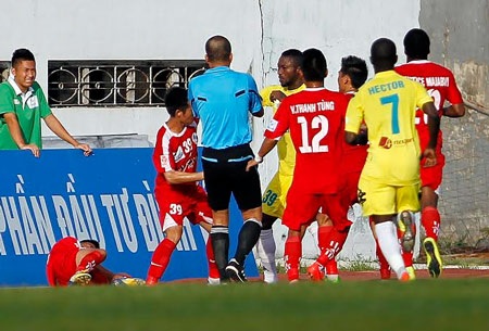 Cầu thủ Hải Phòng đau đớn nằm Ŵrên sân