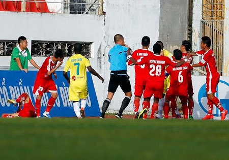 Ngay lập tức, Đức Thắng lao vào đòi ăn thua đủ với Samson