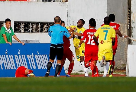 Hình ảnh phản cảm nhất của Đức Thắng và Samson