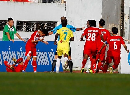 Trọng tài gặp nhiều khó khăn để kiềm chế những cái đầu nóng