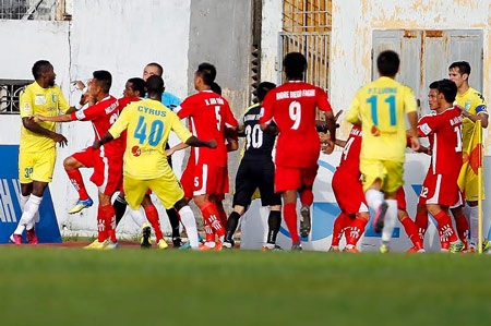 Trận đấu cũng bị gián đoạn chừng 5 phút