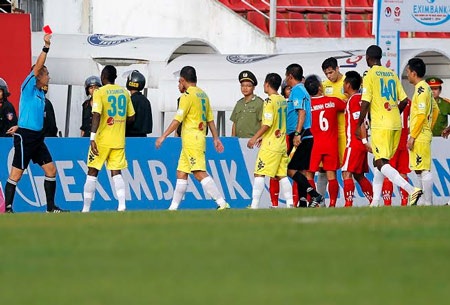Trọng tài quyết định đuổi cả Đức Thắng và Samson ra khỏi sân