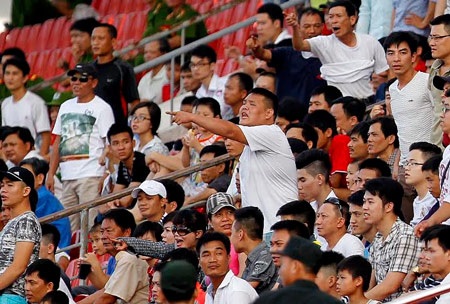 Phản ứng gay gắt của các CĐV trên sân Lạch Tray