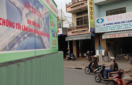 Biết xin lỗi dân vì sự làm phiền - 1 Biển xin lỗi dân tại công trình nút giao
thông ngã ba Huế ở TP Đà Nẵng. Ảnh: LÊ PHI