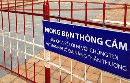 Biết xin lỗi dân vì sự làm phiền - 2 Biển xin lỗi dân tại công trình nút giao
thông ngã ba Huế ở TP Đà Nẵng. Ảnh: LÊ PHI