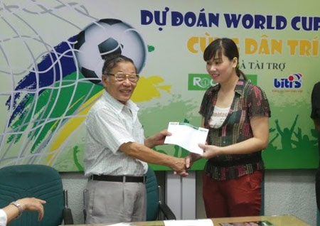 Trao thưởng đợt 1 chương trình “Dự đoán World Cup 2014 cùng Dân trí” - 2 TBT báo điện tử Dân Trí, ông Phạm Huy Hoàn trao giải thưởng cho độɣ giả