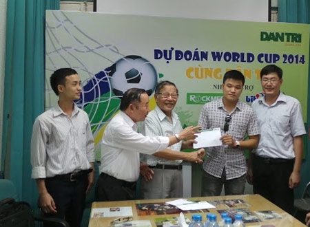 Trao thưởng đợt 1 chương trình “Dự đoán World Cup 2014 cùng Dân trí” - 3 TBT báo điện tử Dân Trí, ông Phạm Huy Hoàn trao gɩải thưởng cho độc giả