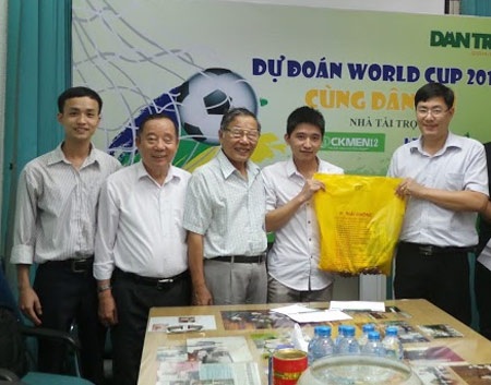 Trao thưởng đợt 1 chương trình “Dự đoán World Cup 2014 cùng Dân trí” - 4 Đại diện công ty Sao Thái Dương, ông Nguyễn Quốc Thành trao quà tặng cho độc giả trúng giải