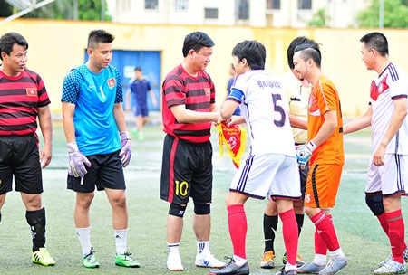 Bộ trưởng Đinh La Thăng đá bóng giao hữu với Đại sứ Pháp và Đức - 4 Trận đấu giữa hai đội Bộ GTVT và Bộ Kế hoạch-Đầu tư...