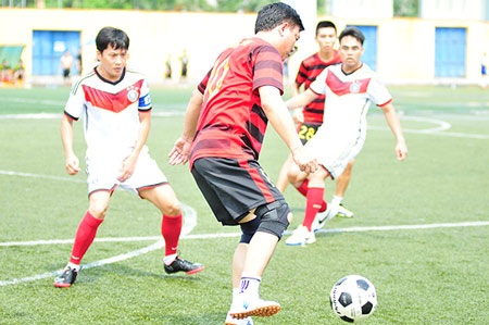 Bộ trưởng Đinh La Thăng đá bóng giao hữu với Đại sứ Pháp và Đức - 9 Đây là giải đấu do Đại sứ quán Pháp và Đại sứ quán Đức ở Việt Nam tổ chức