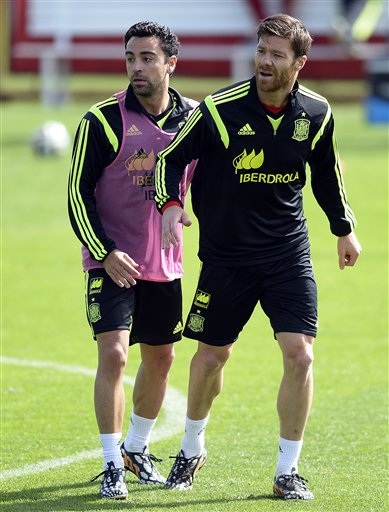 Tây Ban Nha có suy yếu khi chia tay cặp Alonso-Xavi? - 1 Alonso và Xavi đều chia tay đội tuyển Tây Ban Nha sau World Cup 2014