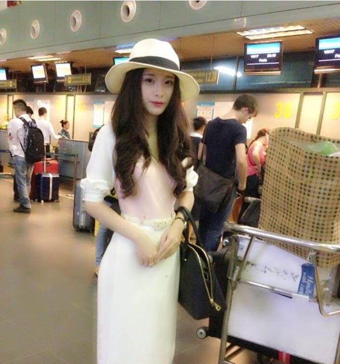 NTK Trang Cherry nổi bật ở sân bay trước giờ lên đường lưu diễn tại Ý - 3 Hotgirl nửa tỷ Trang Cherry diện trang phục sang trọng và thời thượng tại sân bay.