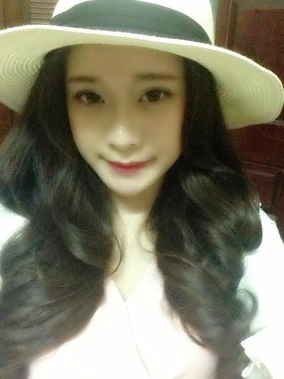 NTK Trang Cherry nổi bật ở sân bay trước giờ lên đường lưu diễn tại Ý - 4 Trang Cherry nổi bật tại sân bay