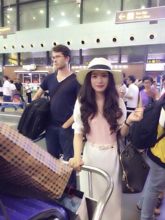 NTK Trang Cherry nổi bật ở sân bay trước giờ lên đường lưu diễn tại Ý - 1 Thầy trò Trang Cherry tại sân bay