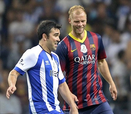 Messi chói sáng trong trận đấu tri ân Deco - 8 Deco trong pha tranh bóng với Gudjohnsen