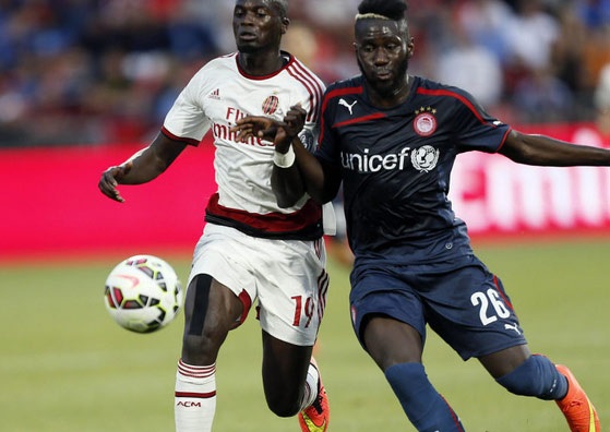 Milan (trắng) không thể đưa ra sân đội hình mạnh nhất