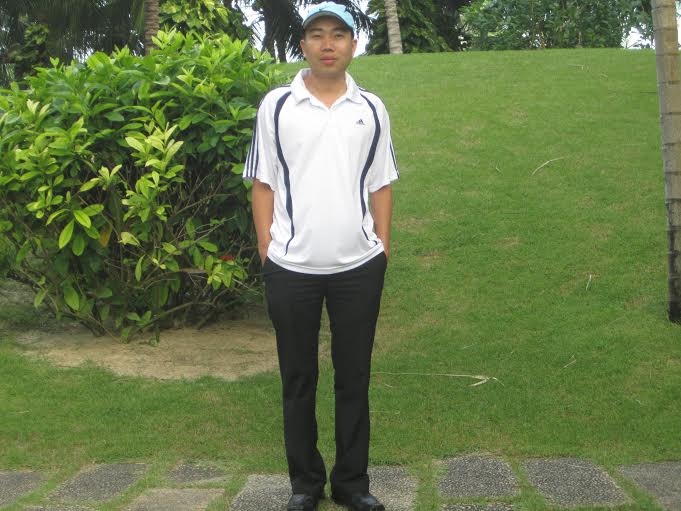 Trao thưởng đợt 2 chương trình “Dự đoán World Cup 2014 cùng Dân trí” - 3 Anh Đặng Quang Hưng (giữa) đoán đúng trận tranh hạng Ţa Hà Lan-Brazil