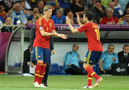 Vì sao Chelsea không bán Fernando Torres? - 2 Việc Chelsea xây dựng đội hình quanh Fabregas giúp chỗ đứng của Torres càng vững chắc