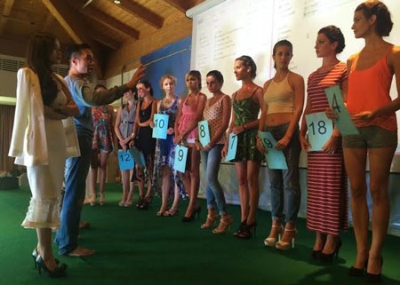 Mẫu đang tập catwalk