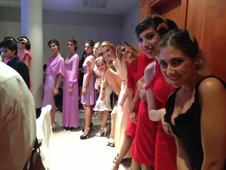 Mẫu đang tập catwalk