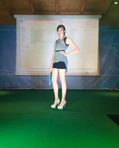 Mẫu đang tập catwalk