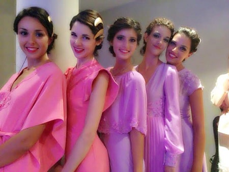 Rất bận rộn nhưng Trang Cherry lúc nào cũng vui vẻ, gương mặt cô toát lên vẻ đẹp thánh thiện.