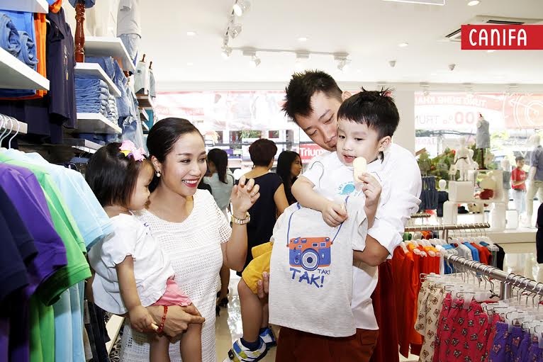 Bé Coca rất thích chiếc áo in hình máy ảnh dễ thương này